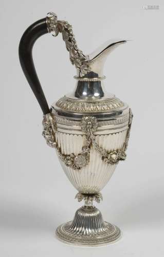 路易十六时期风格的银质镶边水壶，饰有