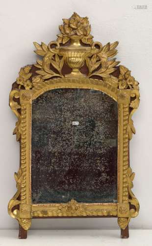 路易十六时期的雕刻、灰泥和镀金木镜，镜面上有一个装饰着