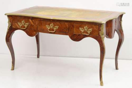 路易十五时期的小平头书桌，卷曲的紫檀木饰面，三个抽屉以皮带打开，并以皮革装饰。鎏金铜饰。时代：18世纪（？尺寸：+/-131x74x73cm。