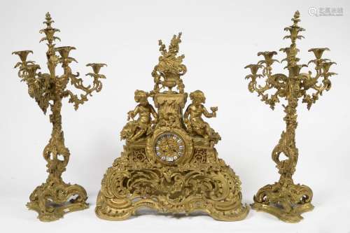 重要的拿破仑三世镀金青铜壁炉套装，包括一个钟和两个七臂烛台，上面有花卉和