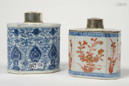 两只瓷器茶叶盒，一只是蓝白相间的素色装饰，另一只是伊玛里的花卉装饰。时代：18世纪。两次加盖，碎片和芯片）。高度：10到10.5厘米之间。