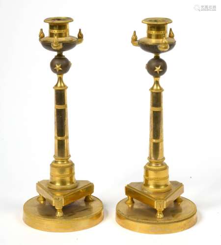 一對鍍金青銅Directoire蠟燭台，帶棕色斑點的三腳架，爪腳放在圓形底座上。时期：19世纪初。(一星带回)。高：+/-30,7厘米。