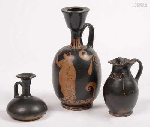 一套三件，包括：一件黑釉陶壶和两件赤陶壶，一件是纯黑釉，一件是黑釉雕花，一件是红色