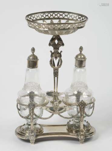 带有奥格斯堡印记(1735 - 1736)的银制油醋器，以及不明金匠的I.C.N.印记。雕刻的玻璃器皿。德国的工作。时代：18世纪。(玻璃厂缺一件玻璃器皿和*)。重量(玻璃器皿除外)：+/-460gr.