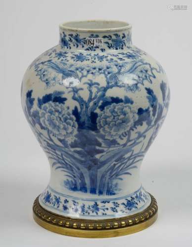 中国蓝白瓷花瓶上饰有