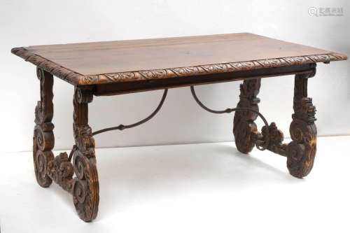 长方形胡桃木雕花大桌，配以植物装饰和锻铁隔板。西班牙的工作。时期：17世纪的一部分。(恢复使用)。尺寸：+/-160x76x92cm。