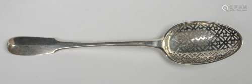 带有1756年Tournai标记的大银橄榄勺。普通铲子上刻有交错的数字
