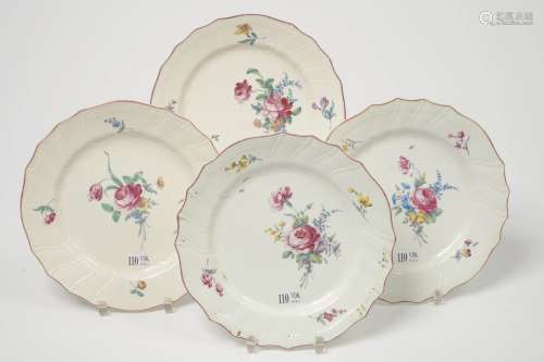 一套四个盘子，为图尔奈的多色瓷器，边沿为chantourné，柳条和肋骨，装饰有