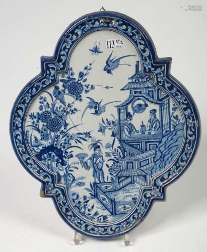 蓝白相间的代尔夫特或马库姆陶器的多裂纹盘，饰以中国风格的