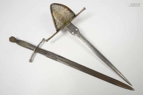 一套两把匕首：一把是木质手柄，上面有剑刃，并在萨林根签有Arnoldt Baverdt的名字。时代：19世纪。第二把是