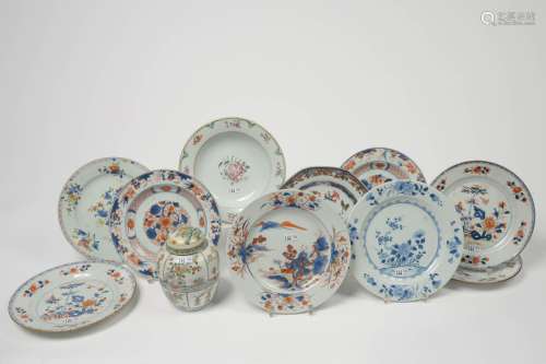 一套10个中国蓝白瓷盘和多色瓷盘，包括伊玛里的不同造型的花纹装饰。时代：18世纪。附有