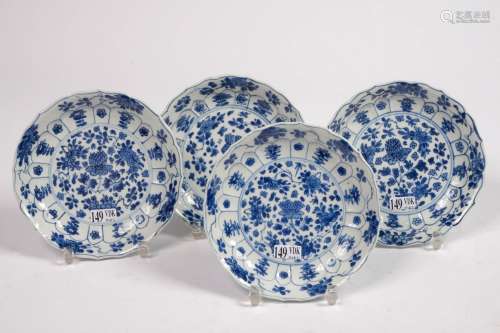 一套四件的中国蓝白瓷小盘，带花纹。成化的印记（？