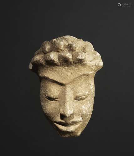 佛祖的脸泰国，Dvaravati文化约8°-9°世纪Stucco.高18厘米出处：中国和印度公司（巴黎）（Inv.21867 1974年在曼谷获得）。