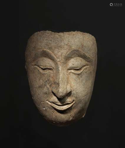 佛祖的脸泰国，素可泰，约15°-16°世纪Stucco.高14厘米来源：中国和印度公司(巴黎)(Inv.22283 1976年在曼谷获得)