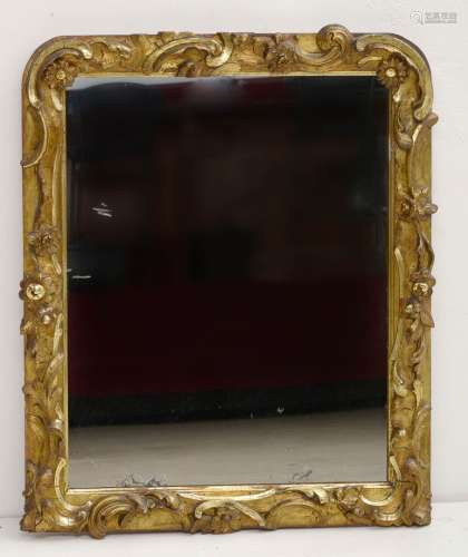 长方形雕花镀金木镜，带花纹装饰。时代：19世纪。尺寸：+/-81,5x66cm。