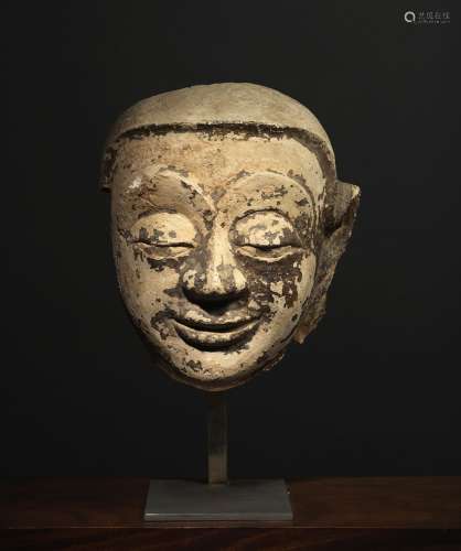 神圣的面孔泰国，大城府风格，约17世纪Stucco H. 27,5 cm古代的事故和明显的缺失。来源：中国和印度公司（巴黎）（Inv.22078于1975年在曼谷获得）。