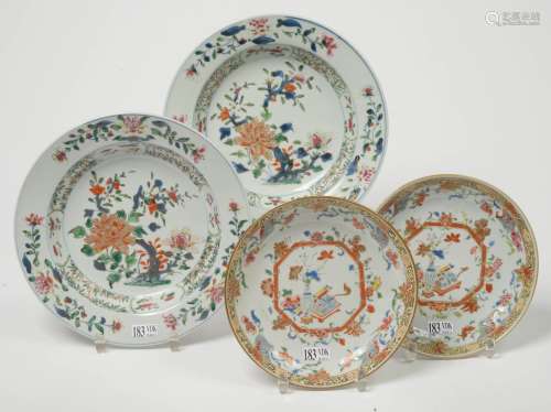 一对中国多色瓷盘和一对深盘，带花纹。时代：18世纪，乾隆时期。五谷杂粮和裂果菜）。直径：从17.7厘米到23厘米。