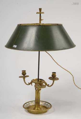 路易十六时期的鎏金青铜和凿刻青铜水壶灯，有三个灯臂，上面有一个绿色和金色斑点的金属板灯罩，可以滑动并调节高度。镂空底座模拟篮筐。时期：18世纪末。高：+/-64,5厘米。