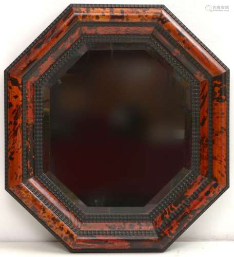 八角镜，黑色木质，红色玳瑁皮。归属于安特卫普的弗兰克府。1930年左右。尺寸：+/-76x69cm。