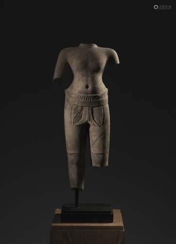 男神高棉艺术(柬埔寨-老挝-泰国)被称为柏拉考的风格。 9世纪最后四分之一。砂岩。高65,5厘米双臂神体，躯干有力，从经典的短桑波中浮现出来，腰部和大腿上用一条腰带收紧，腰带上有一整组纺织碎片和褶皱，