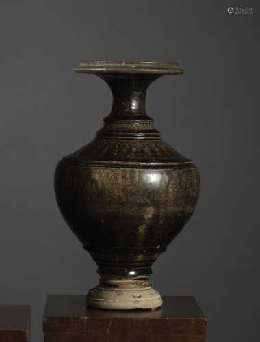 栏杆花瓶高棉艺术约12°-13°世纪深棕色釉的炻瓷。高33厘米古代可见的事故。来源：Compagnie de la Chine et des Indes (Paris) (Inv.21865 1974年在曼谷获得)