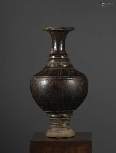 栏杆花瓶高棉艺术约12°-13°世纪深棕色釉的炻瓷。高37厘米古代可见的事故。出处：Compagnie de la Chine et des Indes (Paris) (Inv.21863 1974年在曼谷获得)