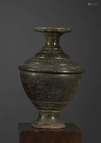 巴拉斯特花瓶高棉艺术约12°-13°世纪深棕色釉的炻器。高34厘米古代可见的事故。出处：Compagnie de la Chine et des Indes (Paris) (Inv.21229b 1972年在曼谷获得)