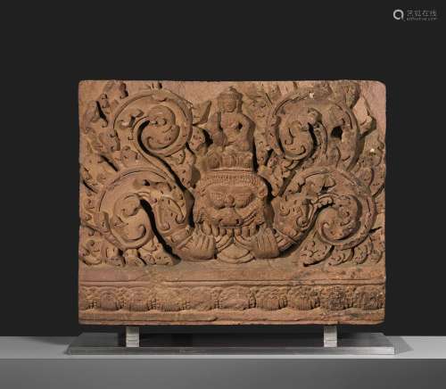 楣的中央部分高棉艺术，约12°-13°世纪砂岩。54 x 67 cm构图的中心被一尊西摩诃盘踞在莲花卷轴上。它的上方是一个跪着的神像，右手拿着一个属性的东西。莲花卷轴的形状和简单的人物形象，应该是所谓