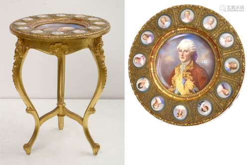 雕花镀金木质圆形三足座桌，配有装饰性镀金青铜架和多色瓷牌，上面刻有