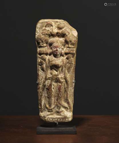 Gajalakshmi印度，顺加时期，约公元前1°世纪俑。高16厘米非常美麗的蓮花圖，兩根蓮花莖在肩上伸展，各托著一頭大象。出處：Compagnie de la Chine et des Indes (Paris) (Inv.17384 1956年在倫敦購得)