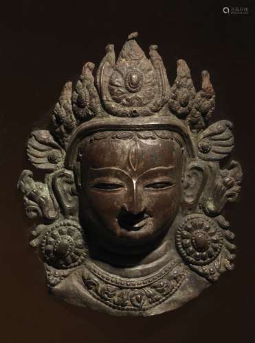 Shiva尼泊尔，约17°-18°世纪铜质的repoussé。高18厘米此面具可从额头上的第三只眼睛辨认出来，原打算固定在供奉林伽的kosha的其中一张脸上。出处：中国和印度公司（巴黎）（Inv.22993 1984年购得）。
