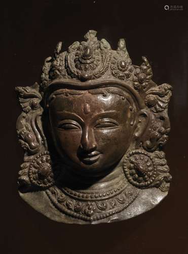 Shiva尼泊尔，约17°-18°世纪铜质的repoussé。高18厘米此面具可从额头上的第三只眼睛辨认出来，原打算固定在供奉林伽的kosha的其中一张脸上。出处：中国和印度公司（巴黎）（Inv.22994 1984年购得）。