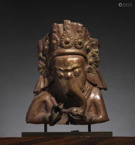 Ganesha尼泊尔约17°世纪金质重铜。高22厘米湿婆之子象头像为半身像，戴双臂，头戴王冠，额部标有第三只眼。来源：中国和印度公司（巴黎）（Inv.22997 1984年购得）。