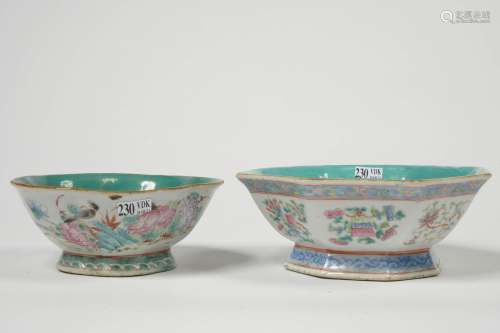 足上有两个杯子，一个八角形和一个多头形，中国多色瓷器，花纹和绿松石背景。标有红色印章。(谷物和薯片)。高度：7至8厘米之间。直径：从17到23.3厘米。