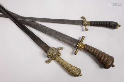 一套三把狩猎匕首：其中一把有镀金青铜手柄，带花纹和