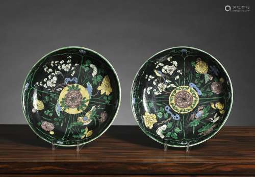 两杯中国。清代 18°-19°世纪黑底青花家庭式釉瓷。20.5厘米发出处：Compagnie de la Chine et des Indes (Paris) (Inv.19884 1965年购入，在Palais Galliera出售。)