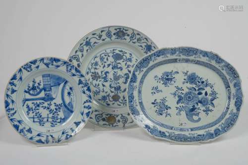 一套三个盘子，两个圆形和一个椭圆形的青花和白花中国瓷器，带花纹。时代：18世纪。薯片和薯条）。直径：+/-从27,5到35厘米。Dim.(ovale):+/-37,5x31,3cm.