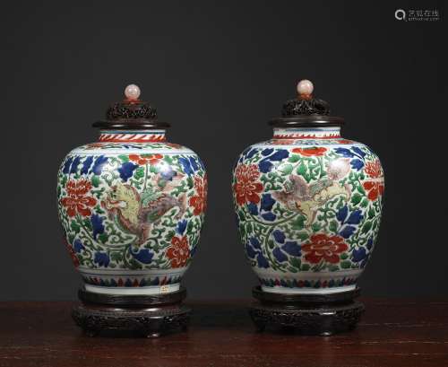 两件盖罐中国，顺治时期(1644-1661)武彩珐琅彩瓷器，高23.8厘米(无底、无盖)经典的花卷狮纹。出版/再版：