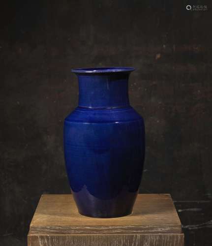 巴拉斯特花瓶中国，清代，18世纪单色青花瓷器 高30.5厘米来源：Compagnie de la Chine et des Indes (Paris) (Inv.19996 于1966年从E.T. Chow香港购得)