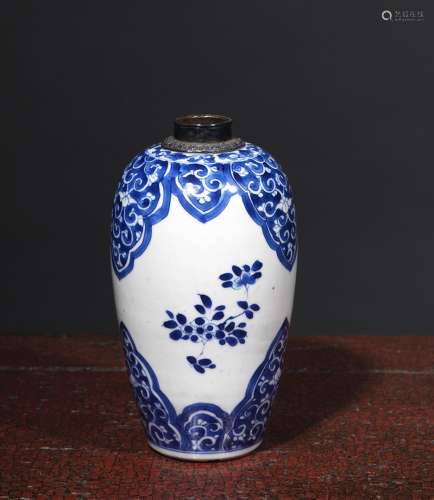 美萍中国。清代18世纪瓷器。高18,5厘米盖下蓝色处理的小花瓶。出处：Compagnie de la Chine et des Indes (Paris) (Inv.17989 Acquired 1959)