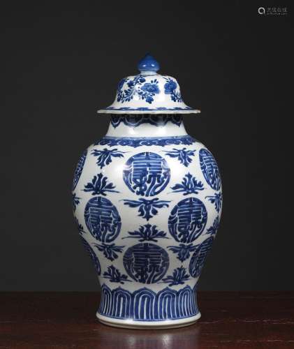 有盖花瓶中国。清代19世纪瓷器。高46.5厘米表面以蓝色花纹为底，饰以吉祥图案。小型可见事故来源：Compagnie de la Chine et des Indes (Paris)(Inv.22734 1980年获得)