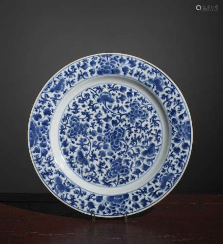 圆盘中国。清代18世纪瓷器。D. 38,5 cm底部和邊框以藍色釉下彩繪出豐富的葉子和花紋。來源：Compagnie de la Chine et des Indes (Paris) (Inv.23717 Acquired in 2002)