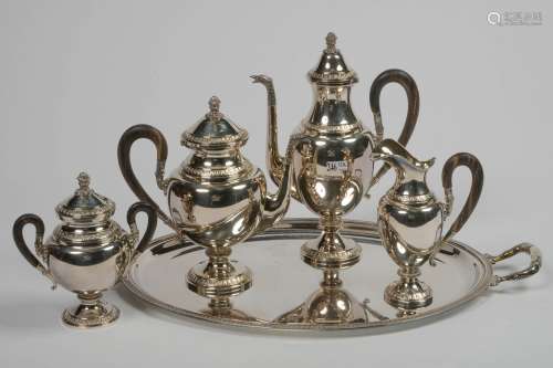 一件帝国风格的银质茶具800/1000，包括：两个茶壶、一个糖碗、一个牛奶壶以及带有两个相同型号手柄的托盘，但有另一位金匠的印记。总重量：+/-3140克。