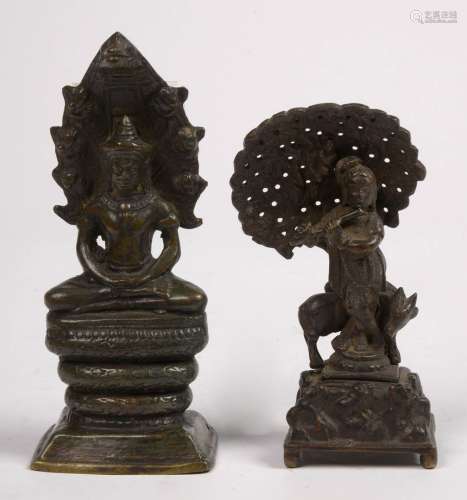 一套两件雕塑，包括：一尊棕色铜器