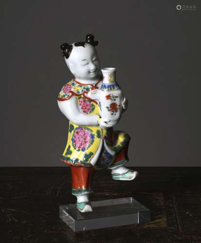 小男孩手持花瓶中国，清代，18世纪釉上彩瓷。高22.5厘米馒头上可见小的修复体出处：Compagnie de la Chine et des Indes (Paris) (Inv.20377 1968年在香港收购)