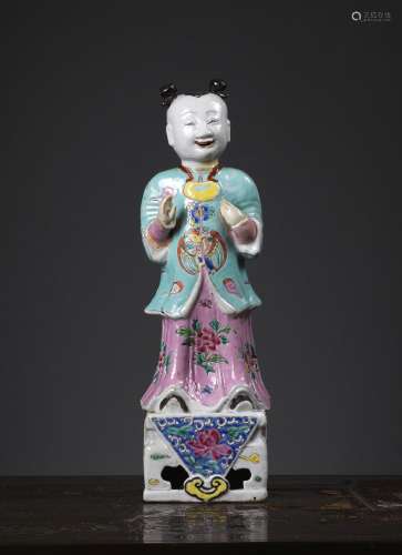 少年站立中国，清代，18世纪粉彩家庭型釉瓷。高37.8厘米古代意外事故，有明显的手。出处：Compagnie de la Chine et des Indes (Paris) (Inv.21739 1973年购于伦敦)