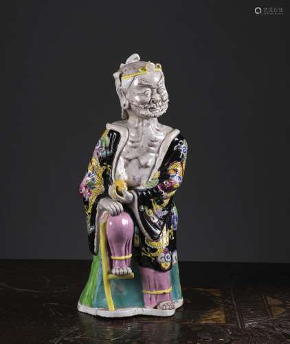 李铁桂拄着拐杖中国，清代，18世纪玫瑰家族型釉瓷。高31.2厘米旧的可见事故来源：中国和印度公司(巴黎)(Inv.15935 1953年获得)
