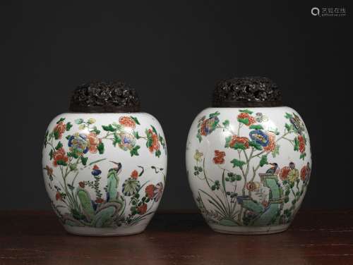 两个姜罐子中国。康熙时期(1662-1722)青花家庭式釉瓷。高21.8、离盖23厘米牡丹间岩石上的翠鸟装饰体。出处：Compagnie de la Chine et des Indes (Paris) (Inv.23694 2001年购自佳士得)