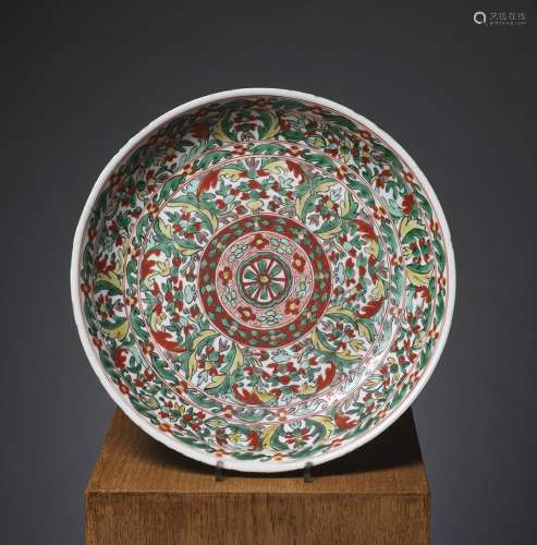 圆盘中国，顺治时期（1644-1661）武彩珐琅彩瓷器，直径33.3厘米植物纹饰同心。来源：中国和印度公司（巴黎） (Inv.20514 1968年购于伦敦)