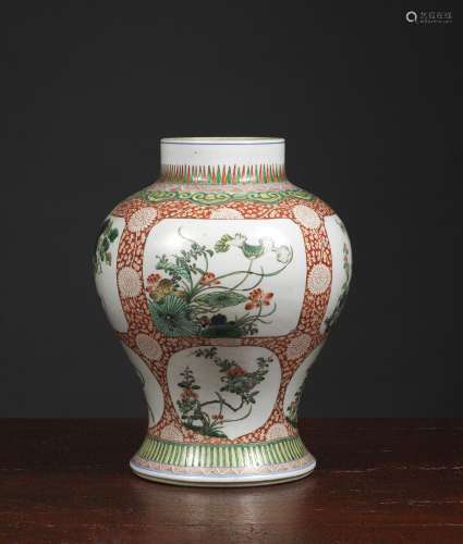 巴拉斯特花瓶中国。清代17世纪武彩珐琅彩瓷器。高33.5厘米包括植物在内的古典注册装饰。Sautes d'émail来源：Compagnie de la Chine et des Indes (Paris) (Inv.22766 1980年在伦敦获得)